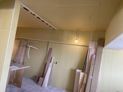 横浜市で天井，ボート面，パテ処理の後，EP塗装仕上げ